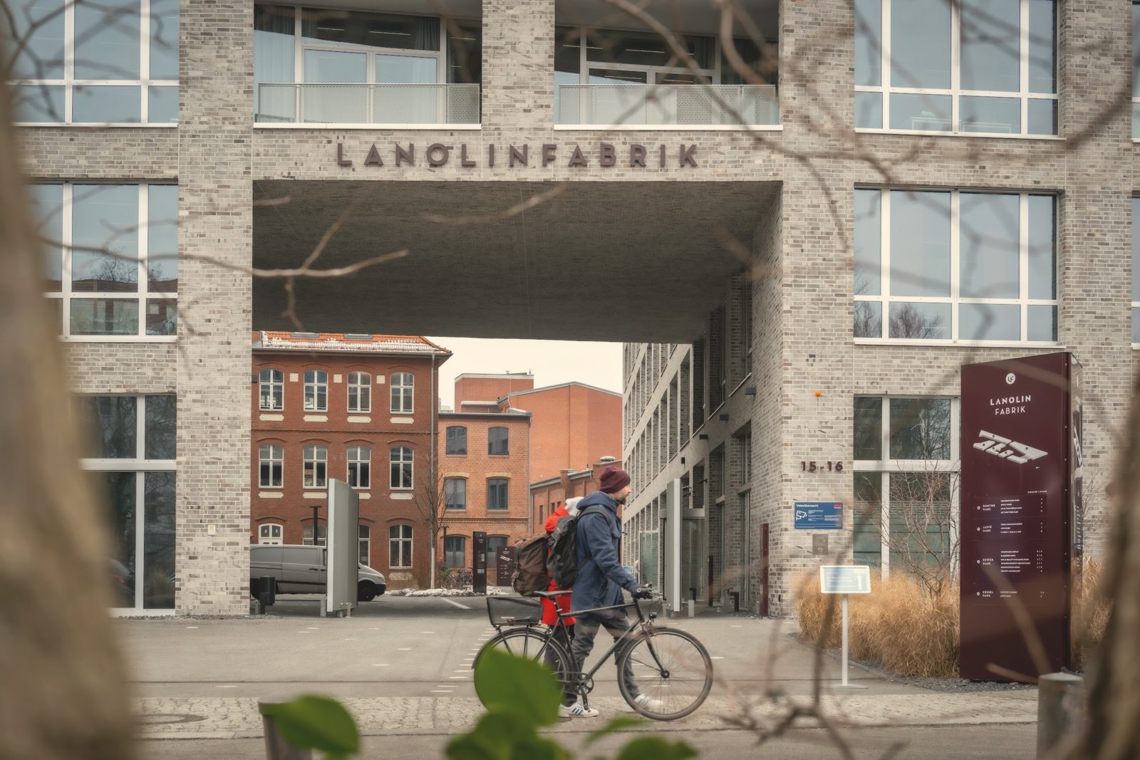 Einfahrt der Lanolinfabrik am Salzufer, ein Radfahrer fährt hindurch